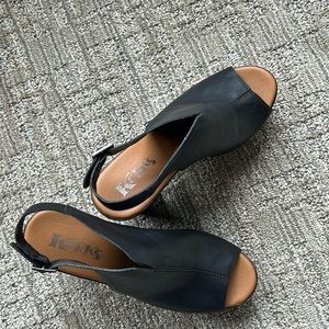 Korks leather peep-toe shoes